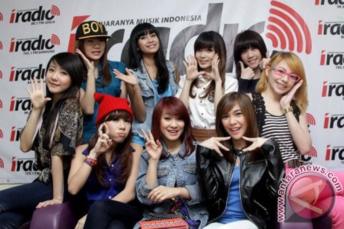 Cherrybelle "reborn" hipnotis penggemar di Semarang