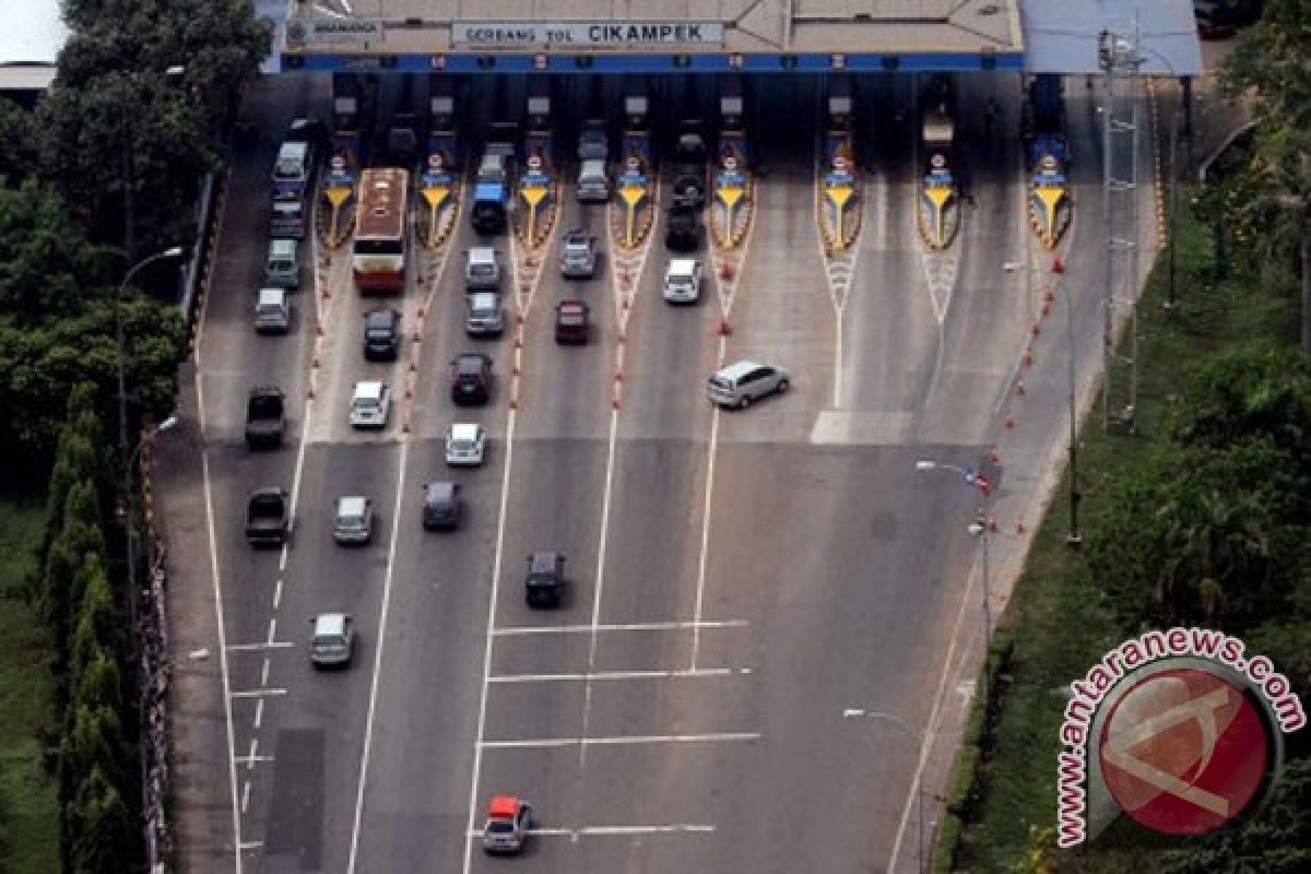 Arus menuju gerbang tol Cikampek ramai lancar