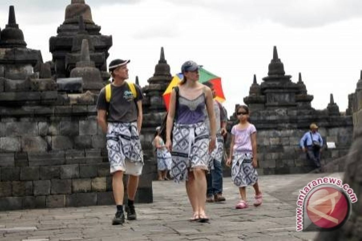 Wisatawan Borobudur dan Prambanan Pakai Sarung Batik