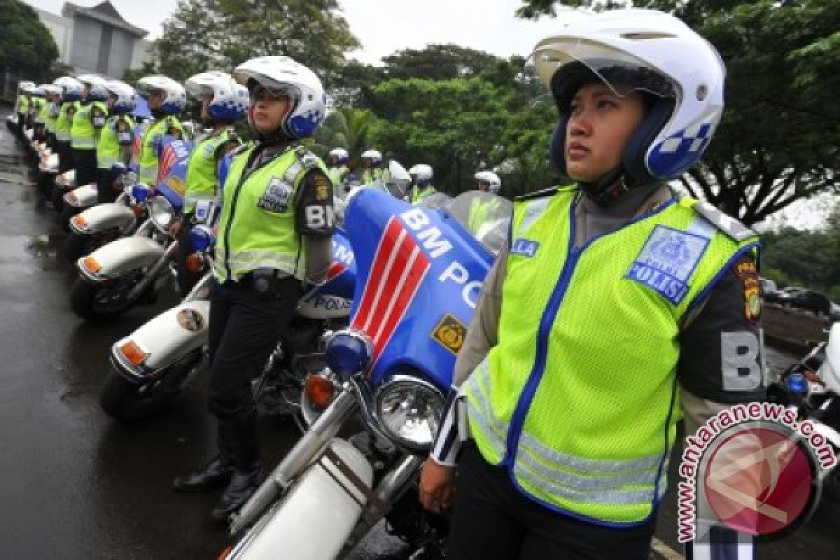 Polwan ber-Harley Davidson amankan malam takbiran