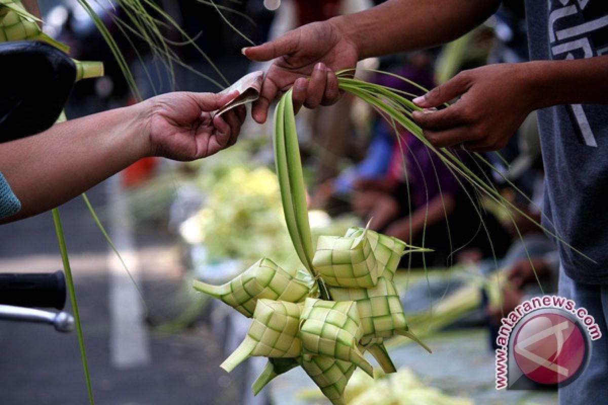 Lebaran 2017- Penjual ketupat  bermunculan di Yogyakarta