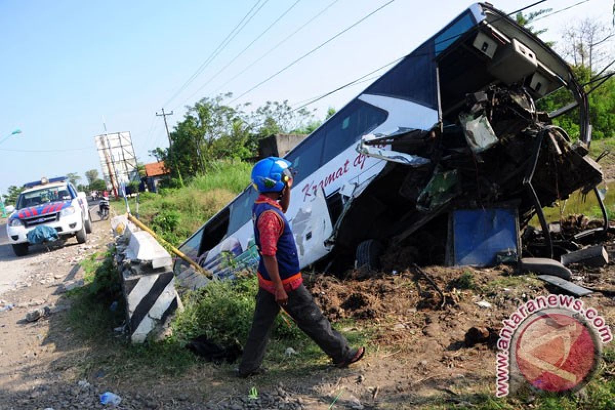 Bus Kramat Jati terguling di Cicalengka-Bandung, dua meninggal dunia