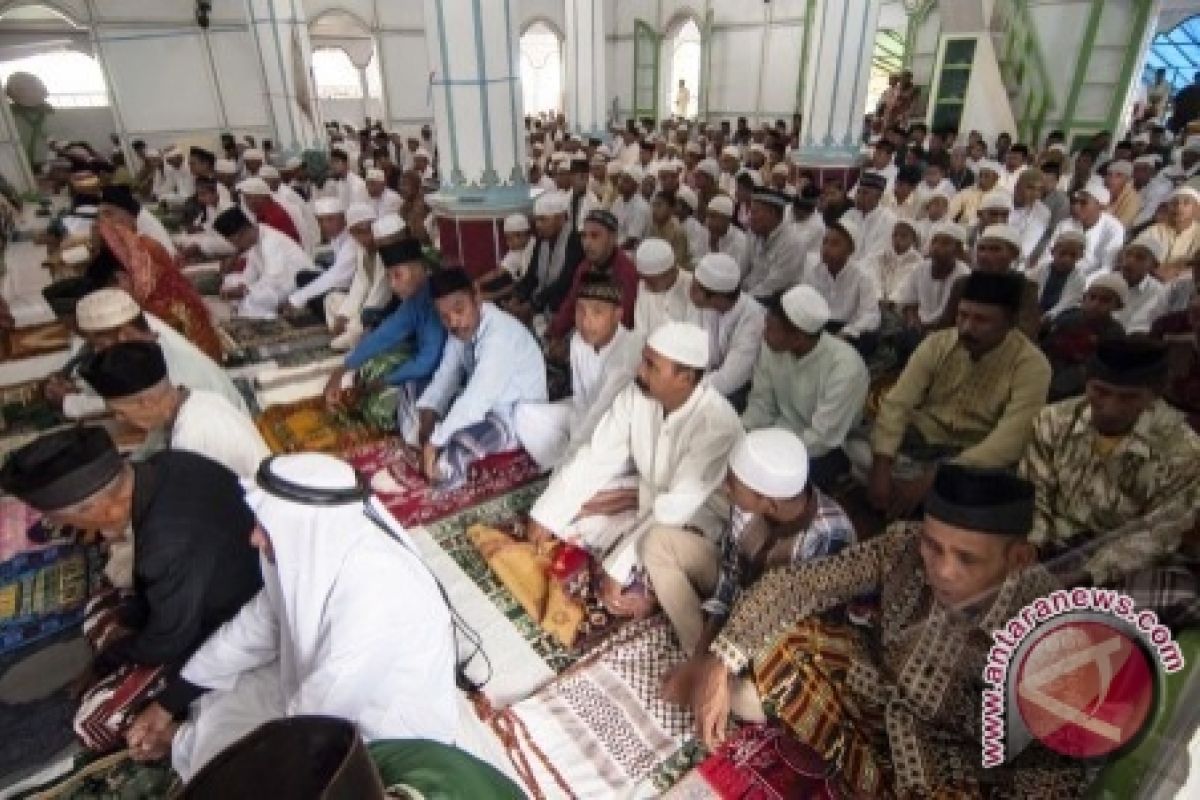 Warga Wakal Laksanakan Shalat Id