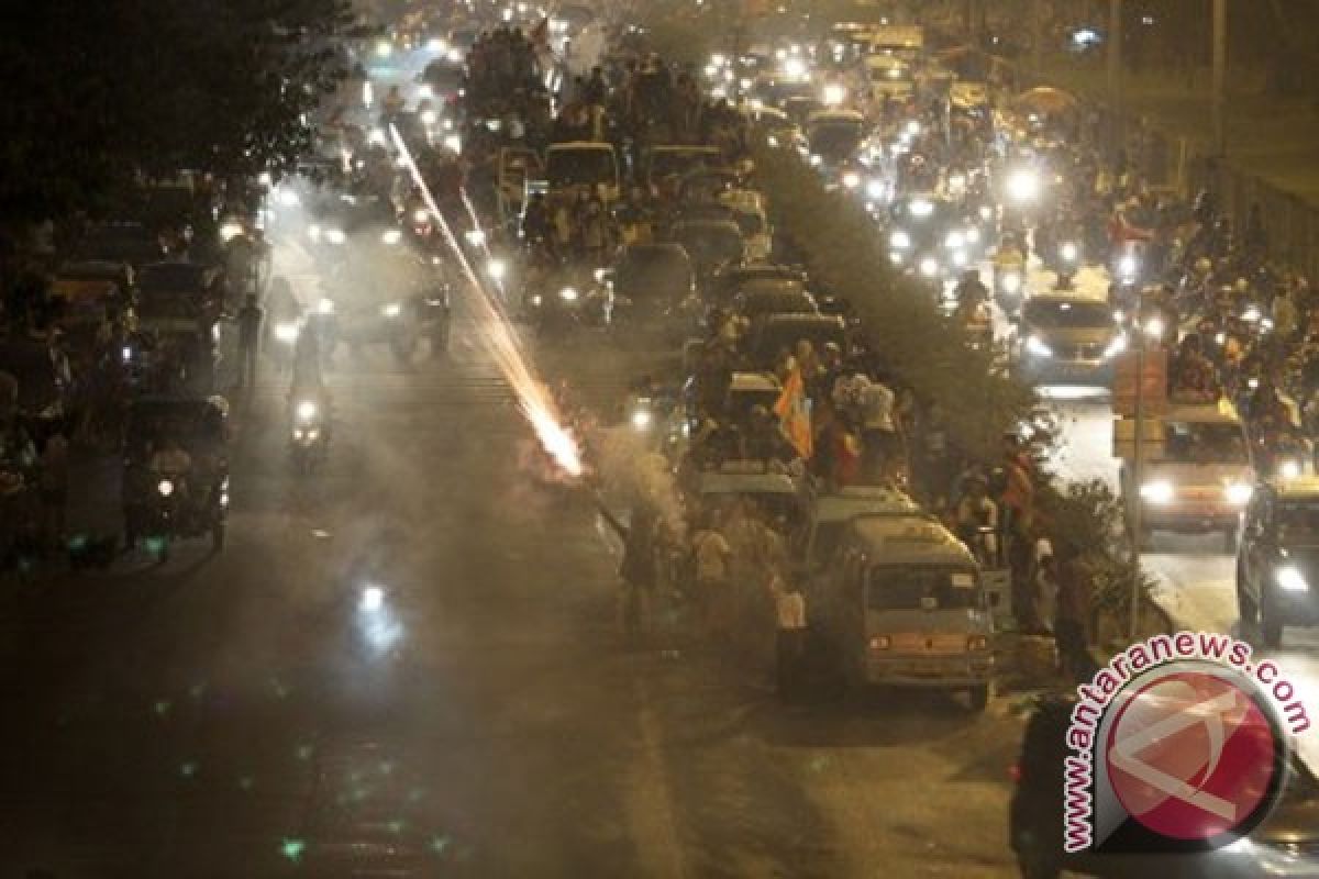 Kemeriahan malam takbiran di Jakarta tak terhalang hujan