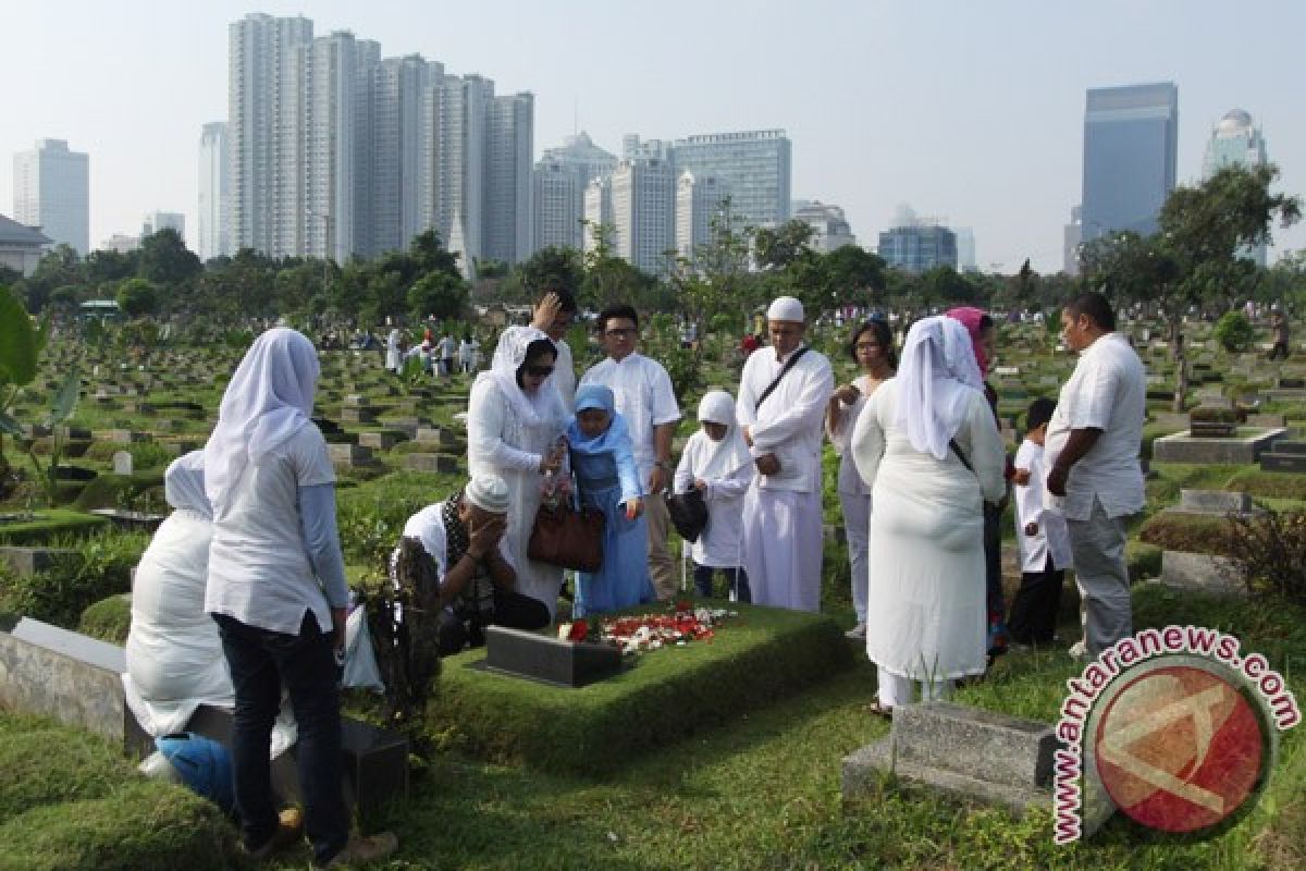 Lebaran Kedua Makam Di Jakarta Masih Dikunjungi Peziarah Antara News