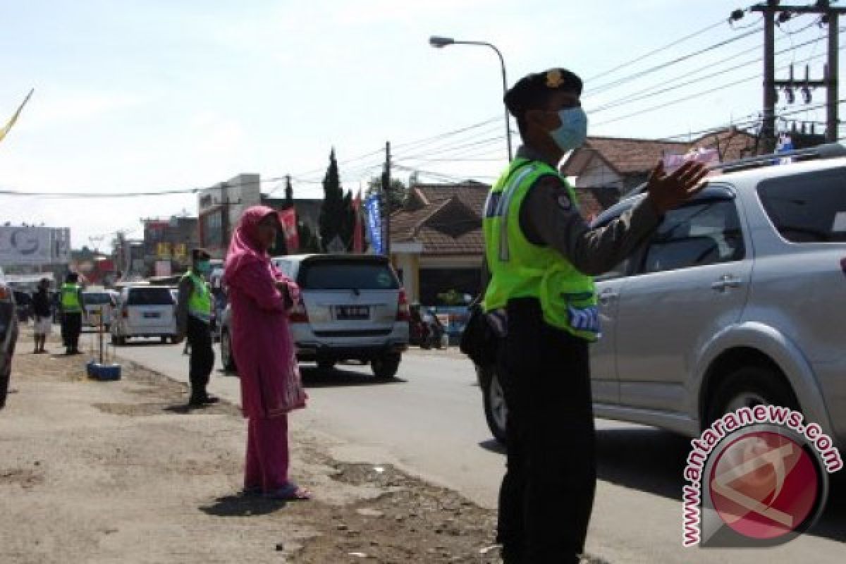 Antrean kendaraan padati jalan Cilegon-Anyer