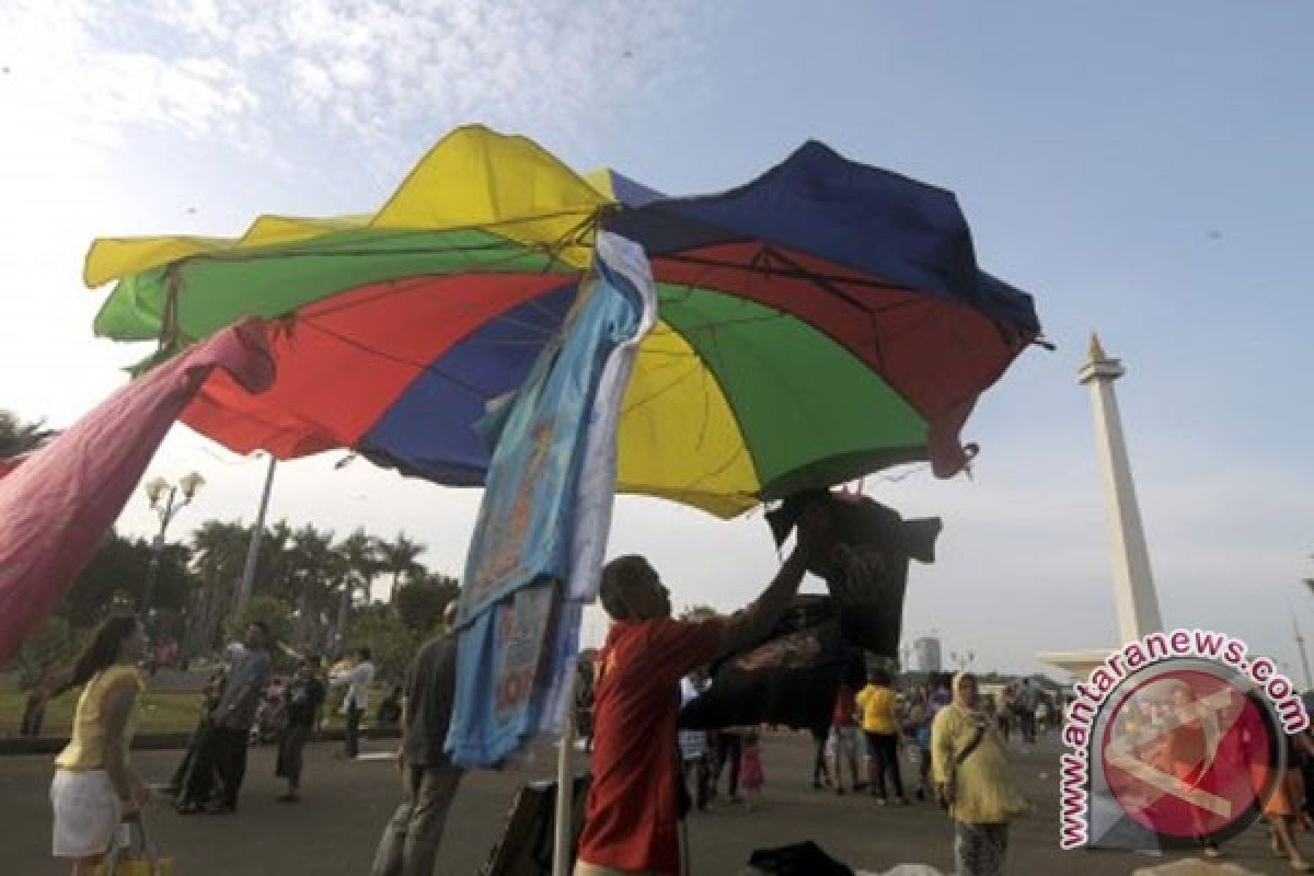 Libur Lebaran, saat menuai rezeki bagi pedagang di Monas