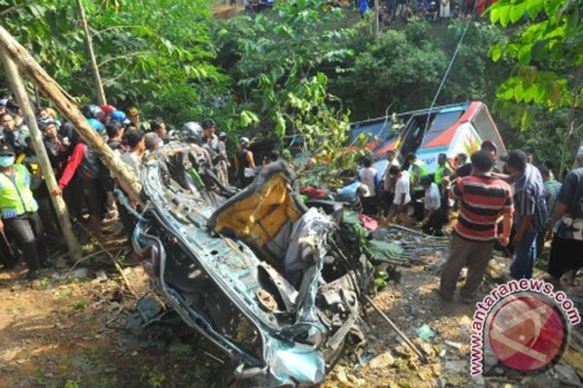 Tabrakan beruntun macetkan jalan raya Banyumas-Buntu