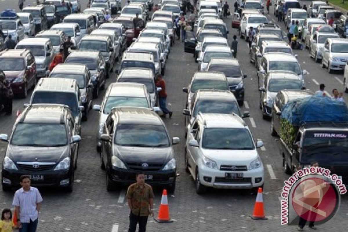 Antrean kendaraan mulai padati Pelabuhan Bakauheni