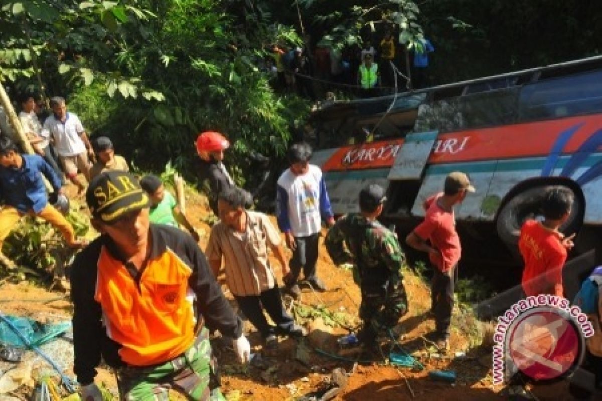 Bus Rem 'Blong' Tabrakan Berantai, Belasan Tewas