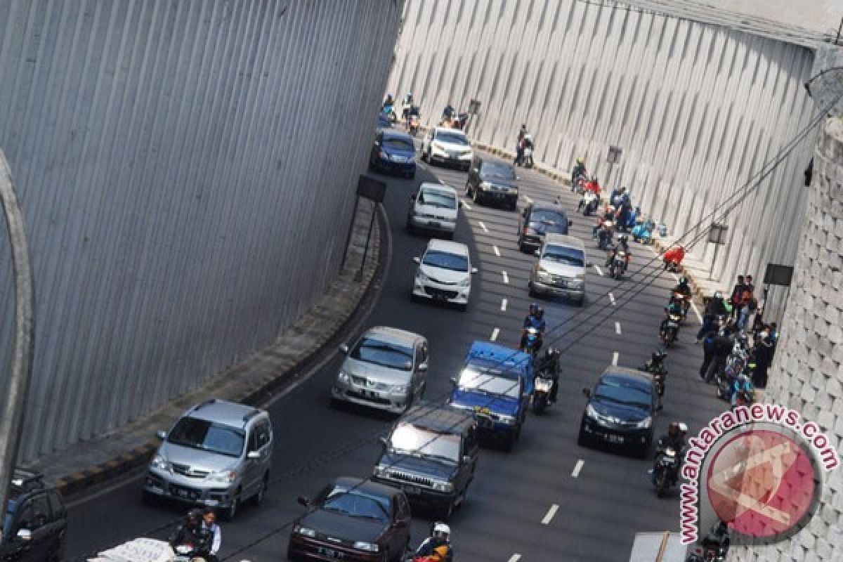 Arus lalu lintas tol Cileunyi mulai padat