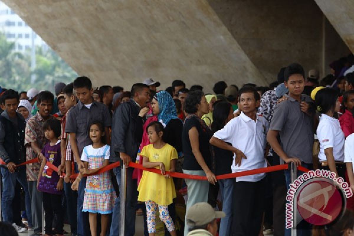 Monas dipadati pengunjung