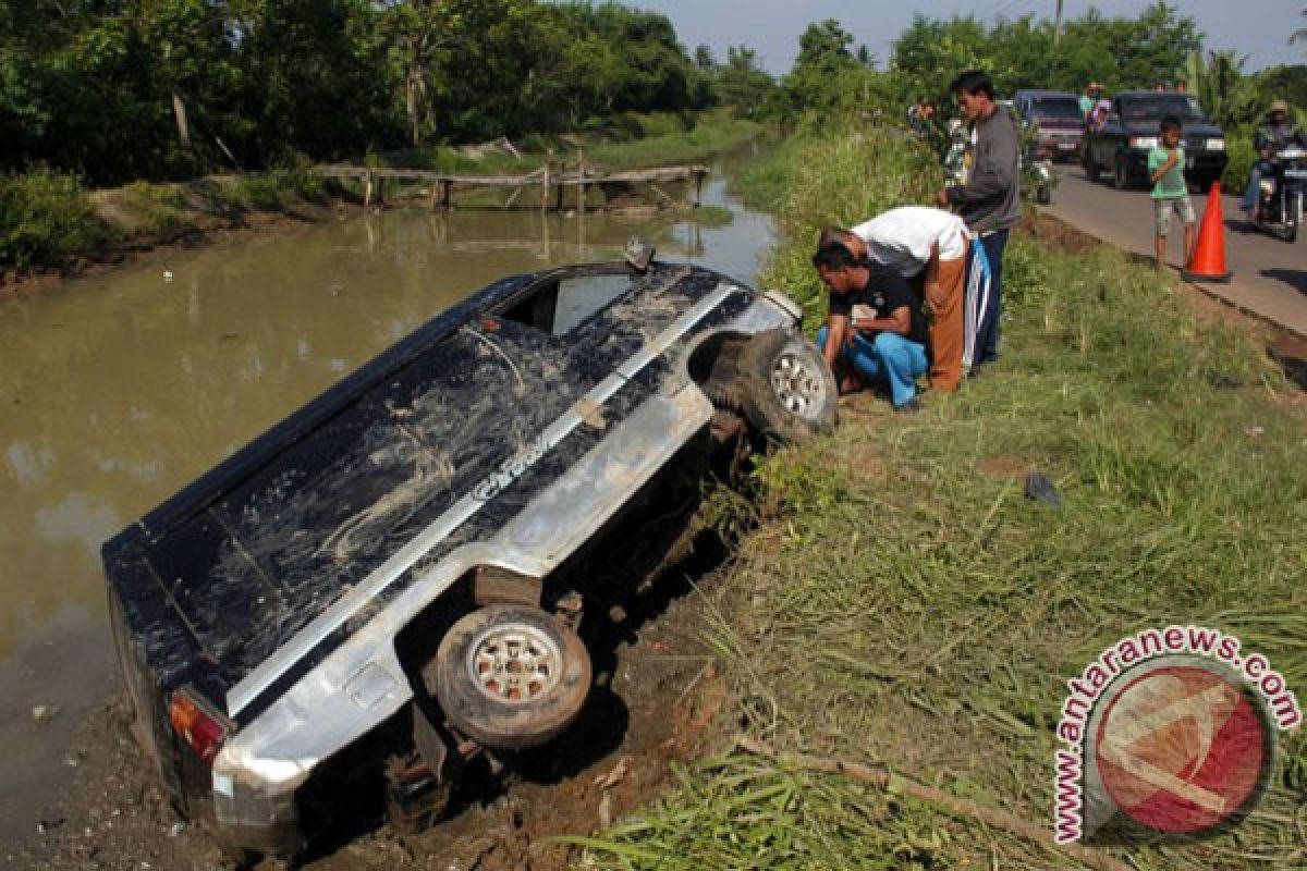 Minibus sarat wisatawan terbalik di Jurang Watulimo