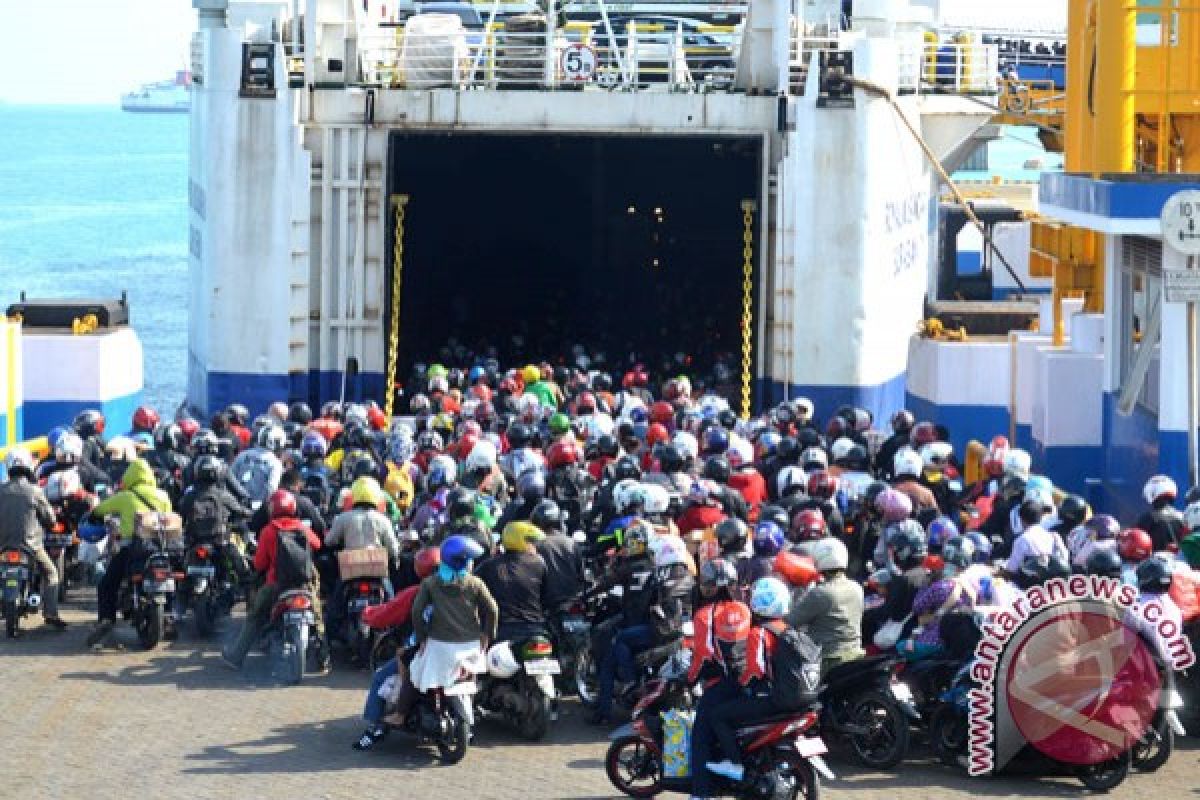 Arus balik pemudik motor padati Bakauheni