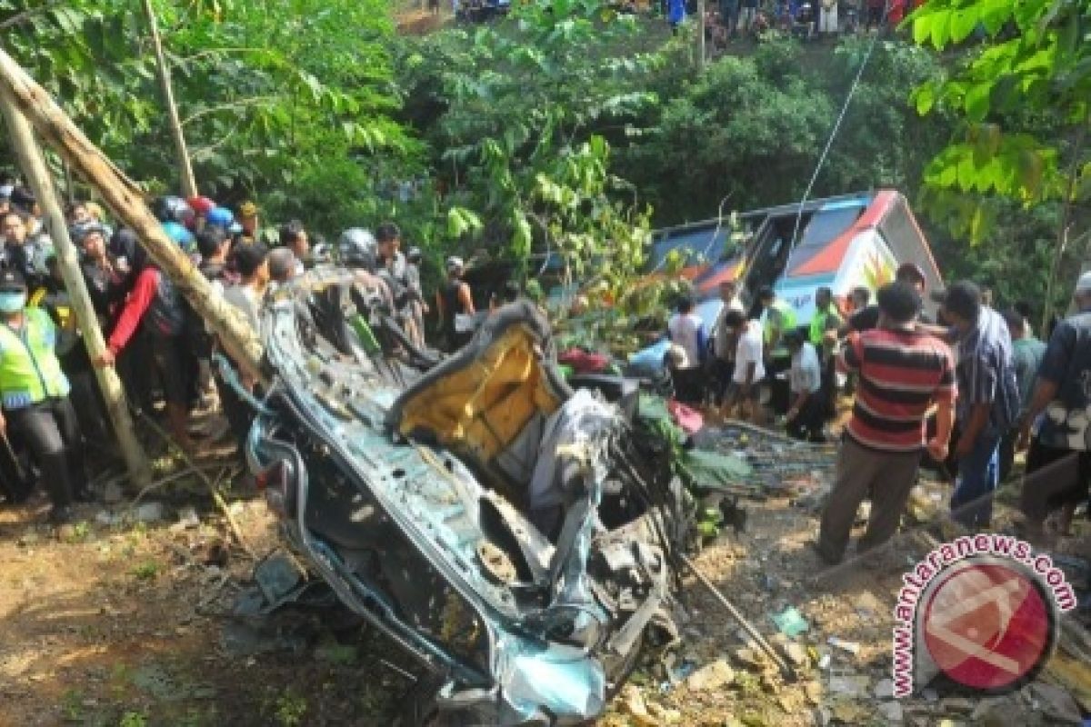 Bus pariwisata masuk jurang 15 orang meninggal