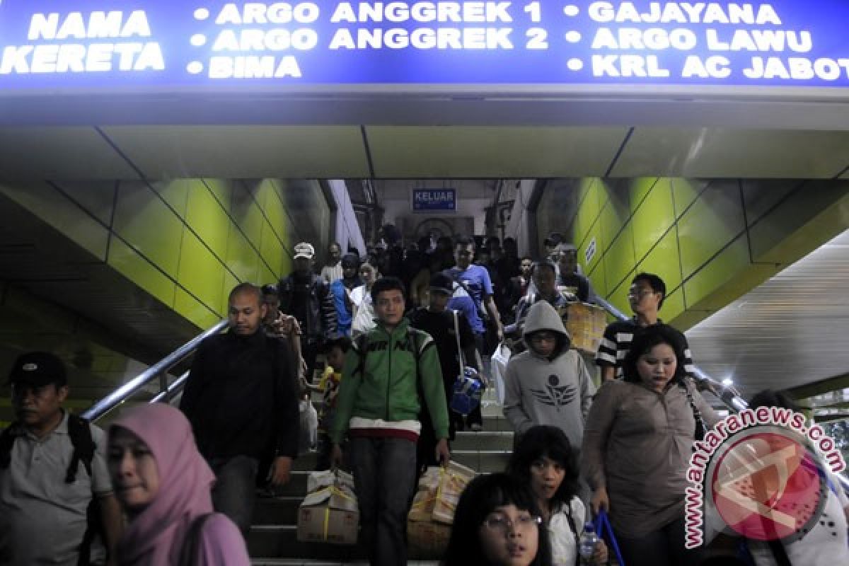 Kedatangan penumpang di Stasiun Gambir bertambah