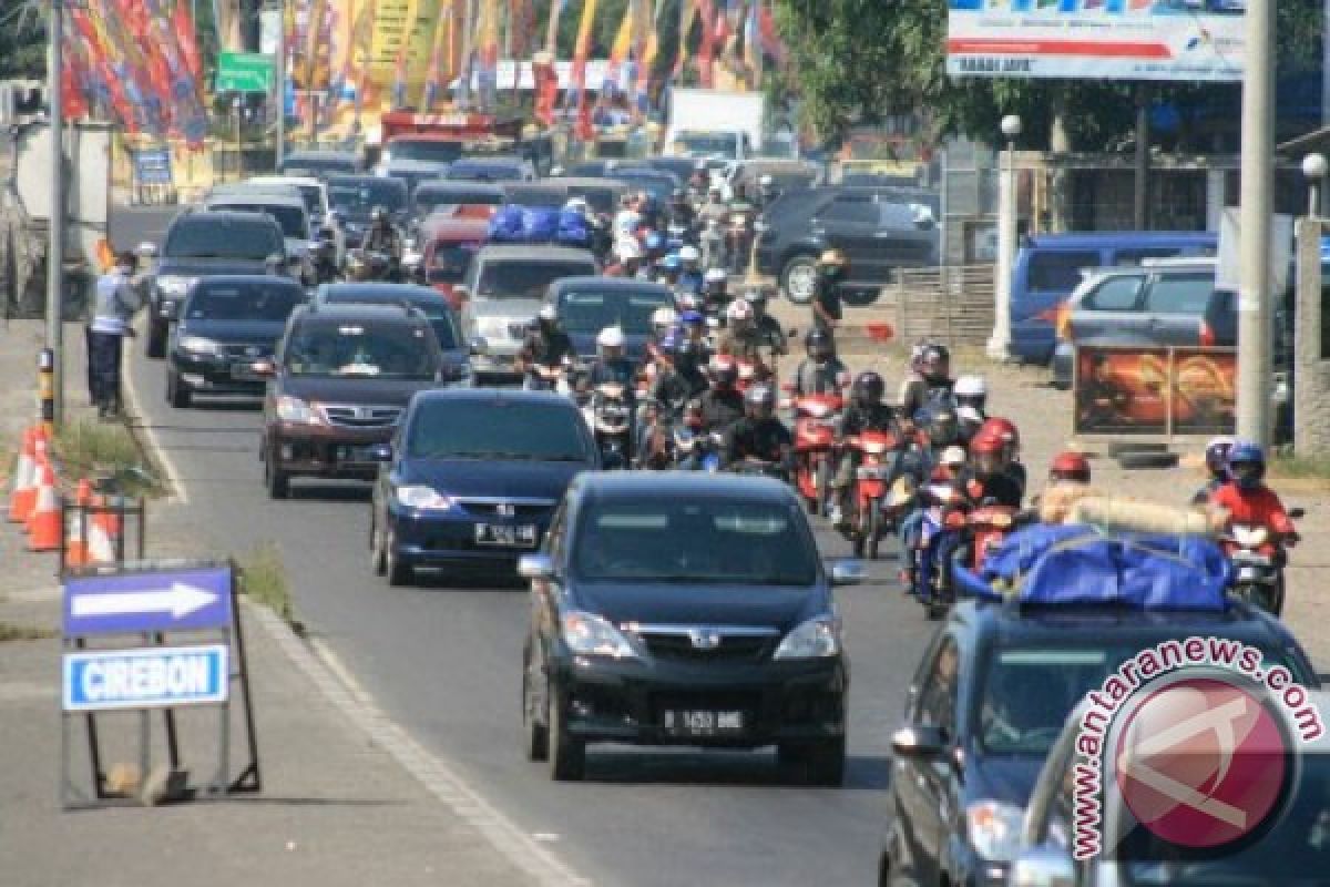 Pemudik bermotor padati SPBU Pantura Karawang