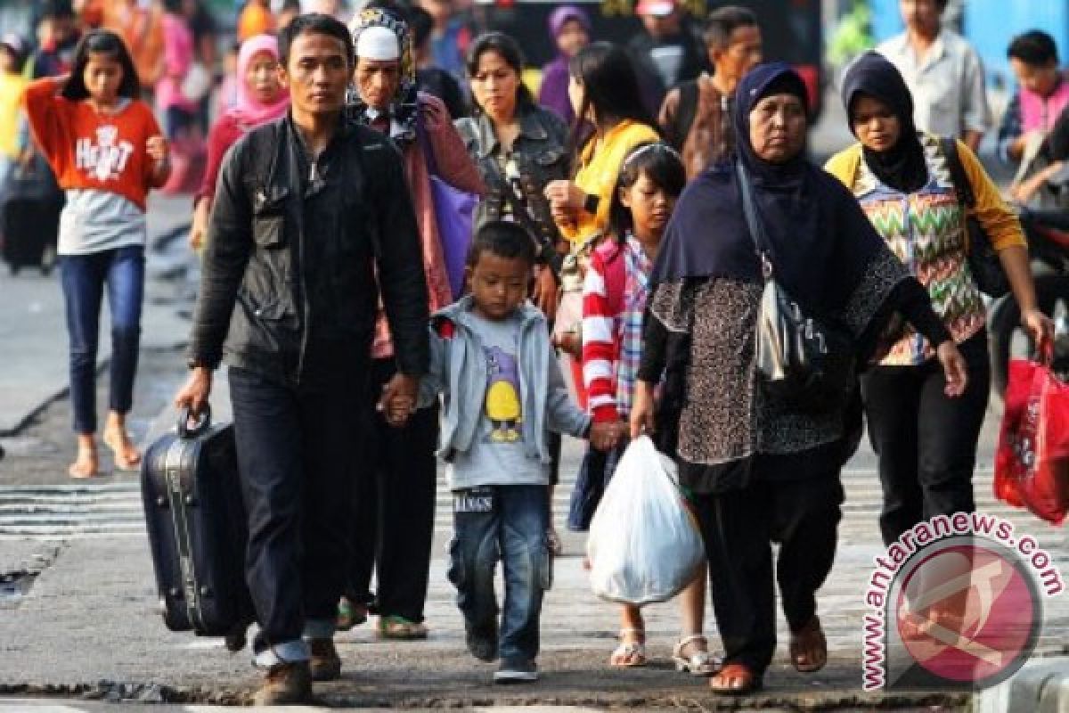 Terminal Kampung Rambutan dipadati pemudik