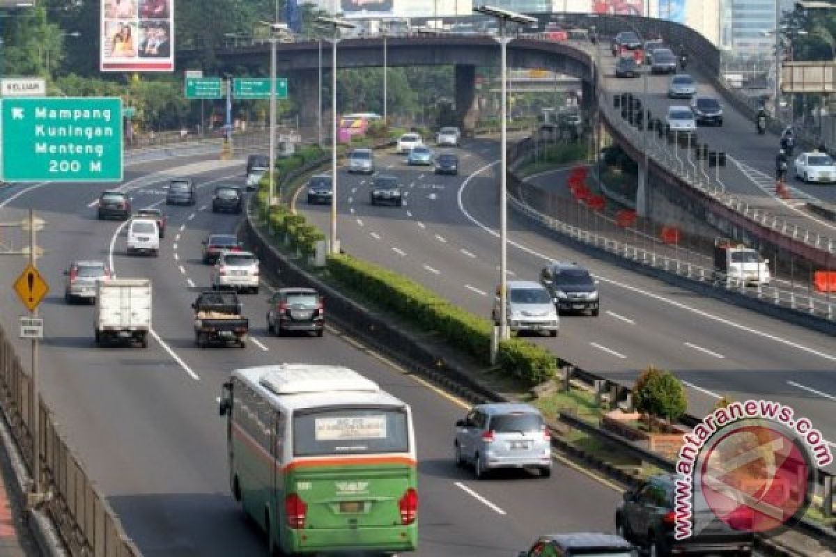 Ruas jalan yang ditutup saat kirab budaya pada Minggu