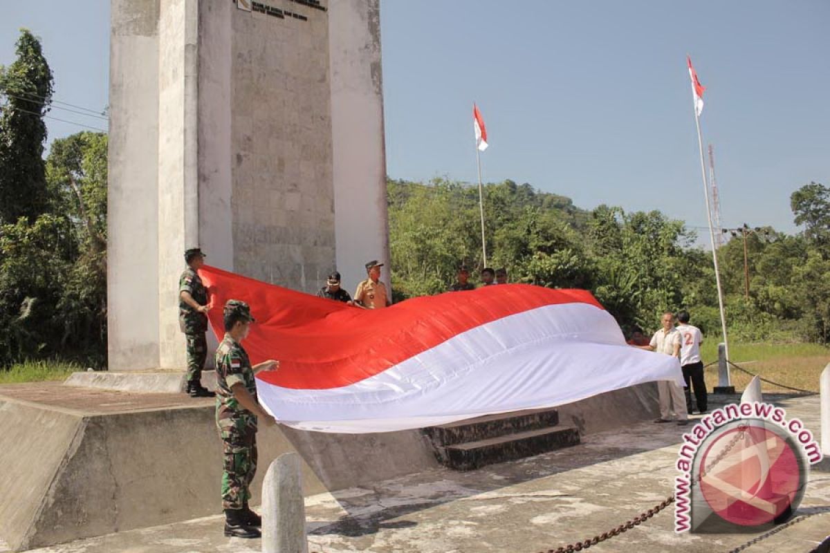 Bendera Delapan Meter Berkibar di Perbatasan Indonesia-Malaysia 
