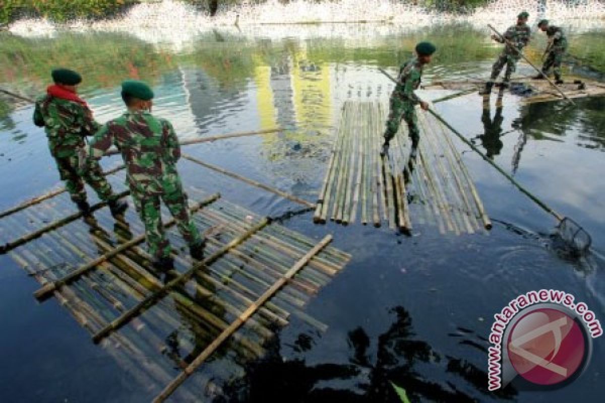 Peringati HPSN, ratusan prajurit TNI Korem Samarinda bersihkan sampah