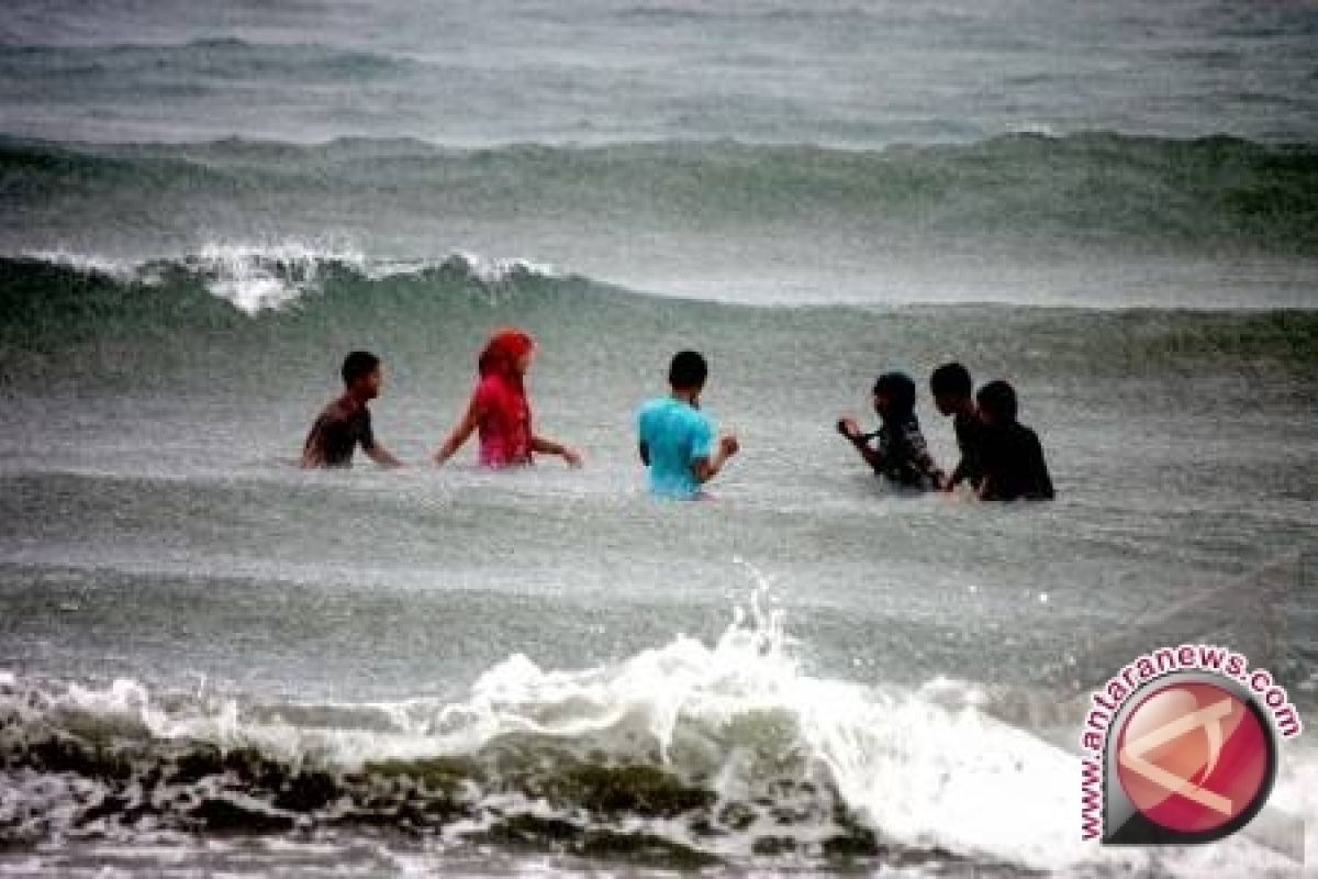 Disbudpar Ingatkan Pengunjung Pantai Waspada Gelombang Tinggi