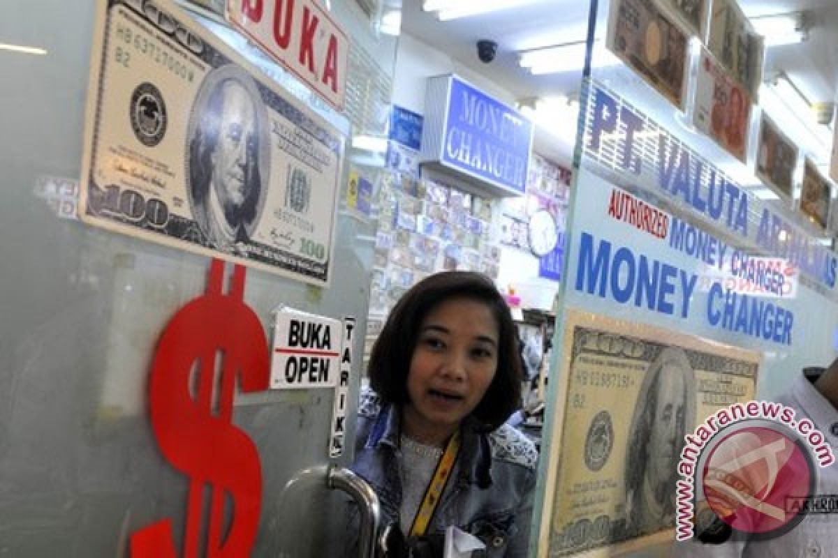 Rupiah sinks again