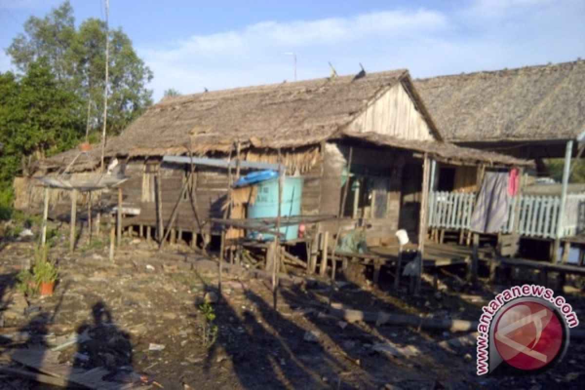 Desa Mega Timur Rehab 190 Rumah Warga 