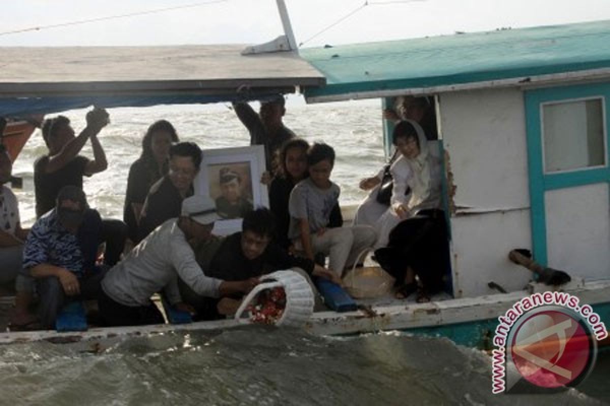 Abu jenazah Kris Biantoro dilarung ke laut