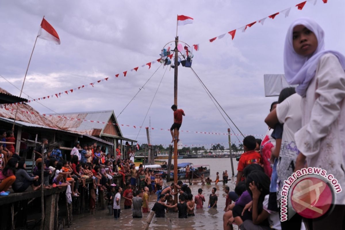 Panjat pinang semarakkan HUT RI di Palembang 