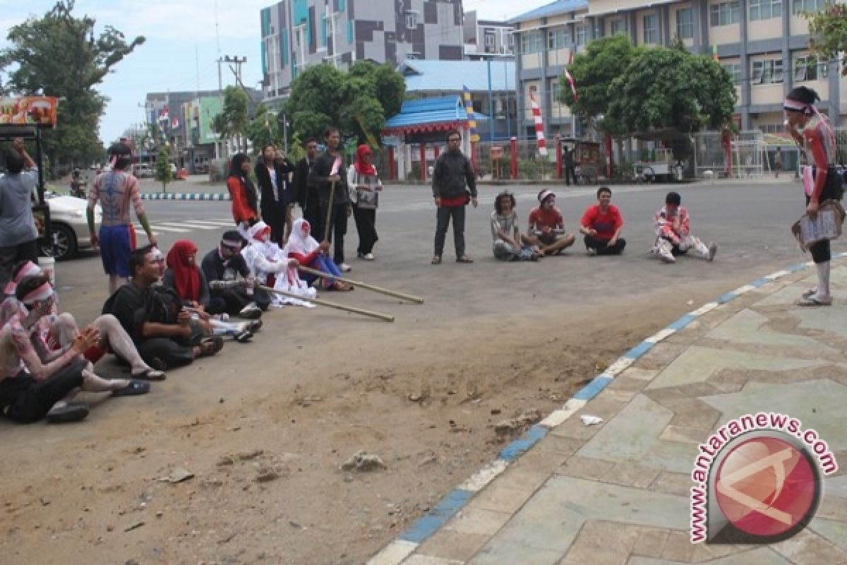 Seniman Bengkulu gelar pencucian bendera merah putih