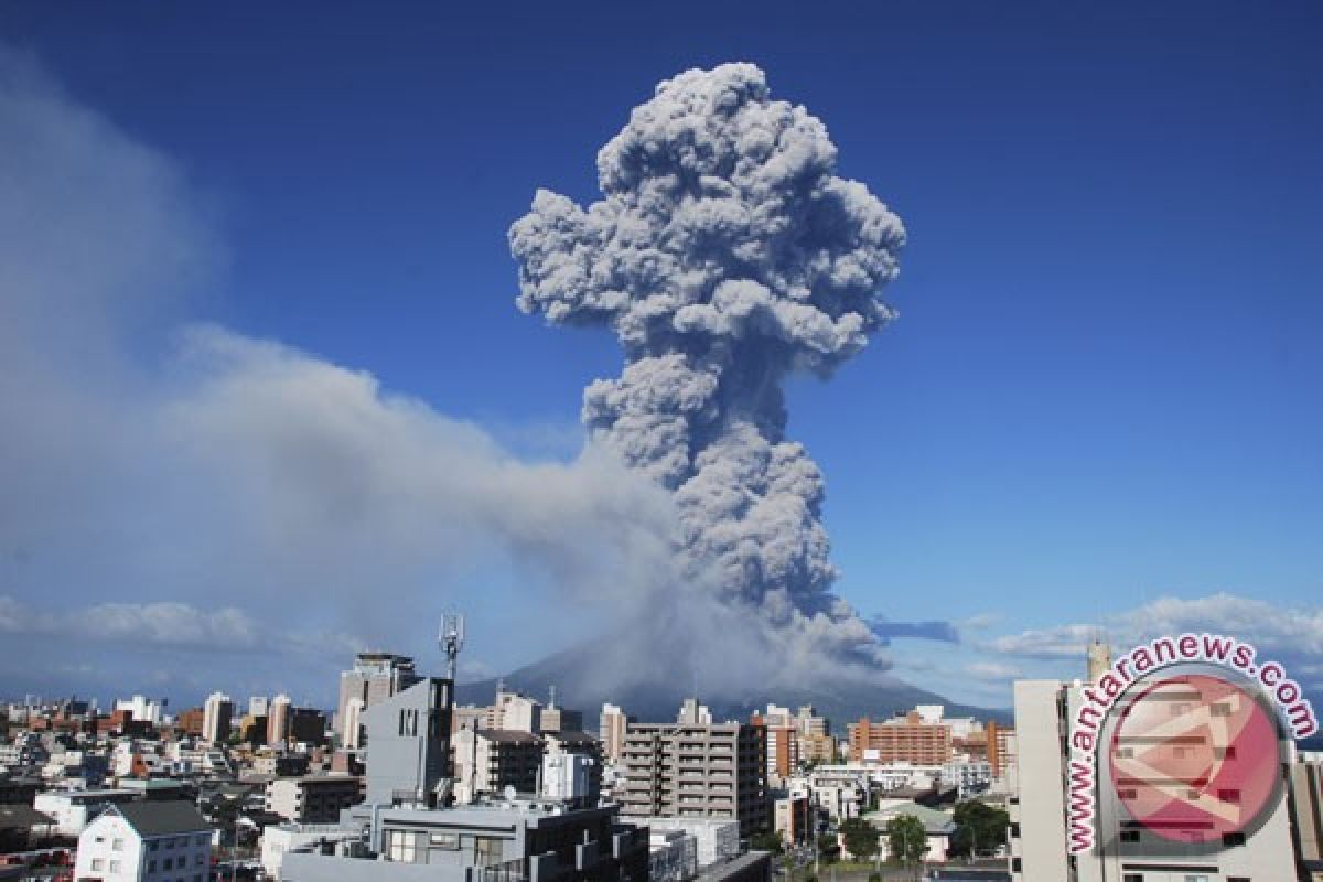 Gunung Sakurajima dua kali erupsi