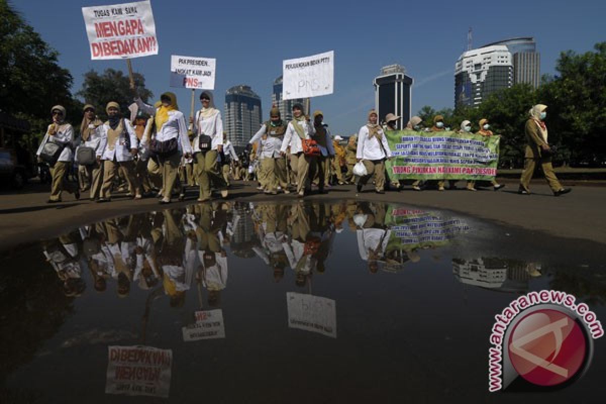 Bidan PTT Magelang ingin kejelasan status