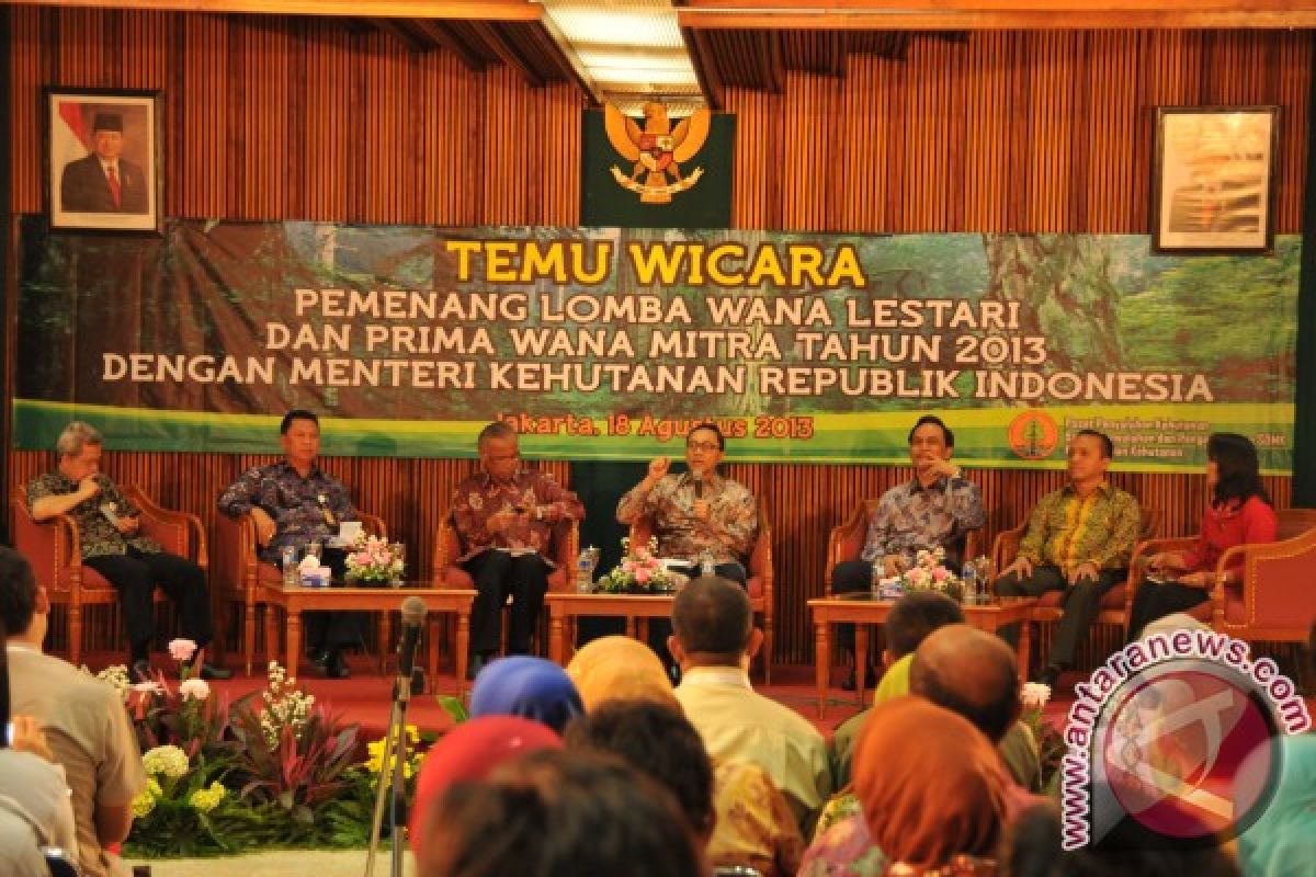 Menhut Beri Penghargaan Pemenang Lomba  Wana Lestari Tahun 2013