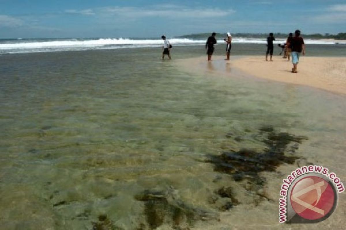 Empat wisatawan hilang di Pantai Ujunggenteng