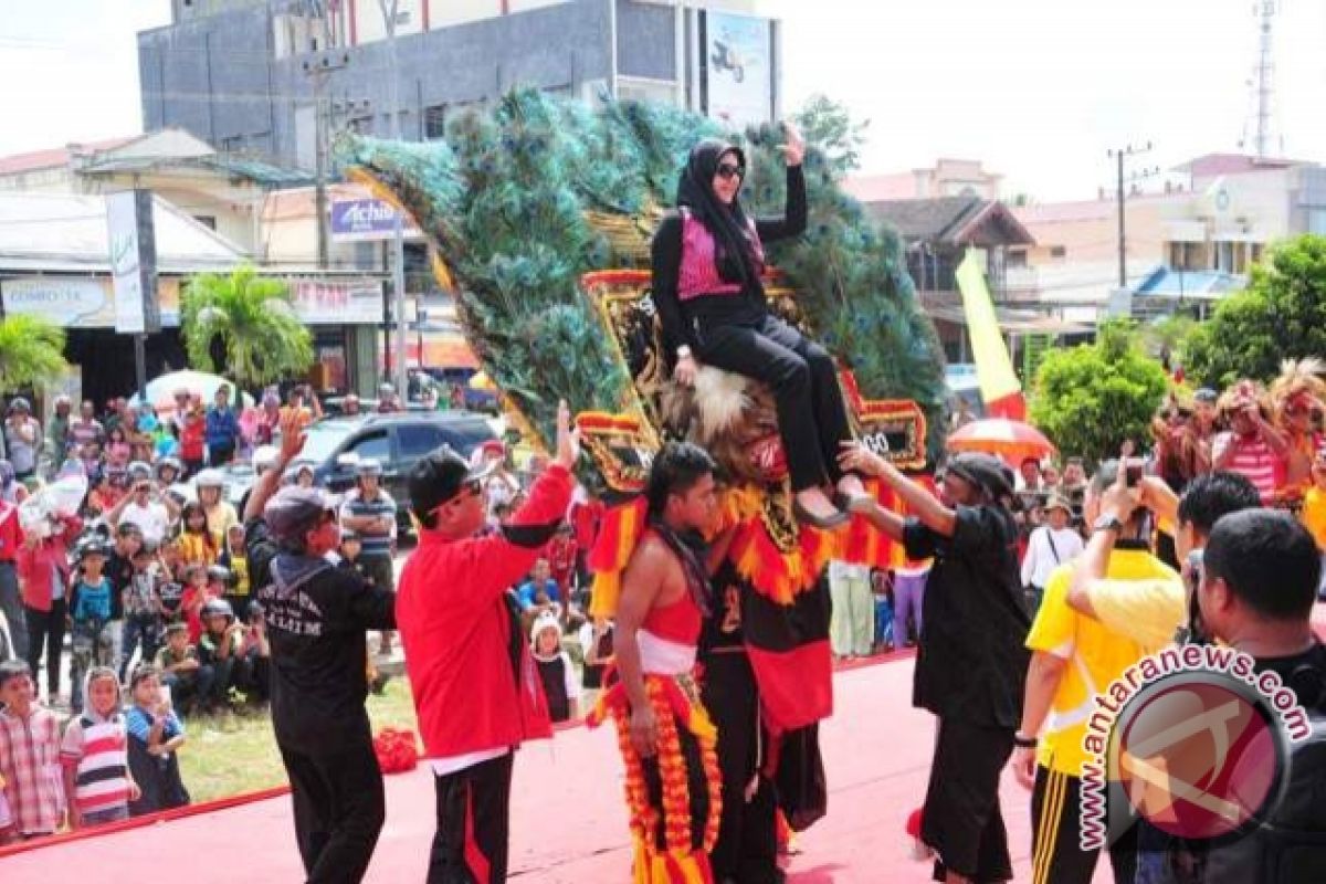 Semarak Pawai Pembangunan Hari Kemerdekaan di Tenggarong