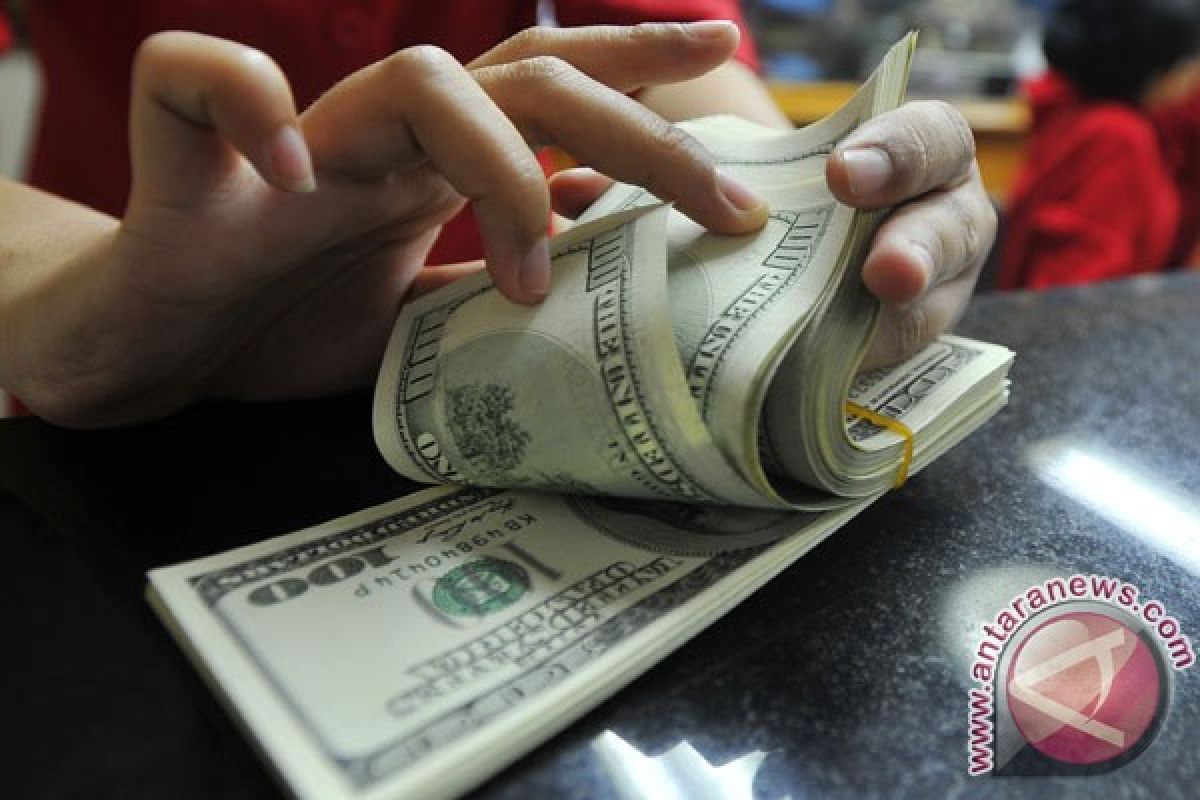 Dolar melemah tertekan kemungkinan penundaan kenaikan suku bunga