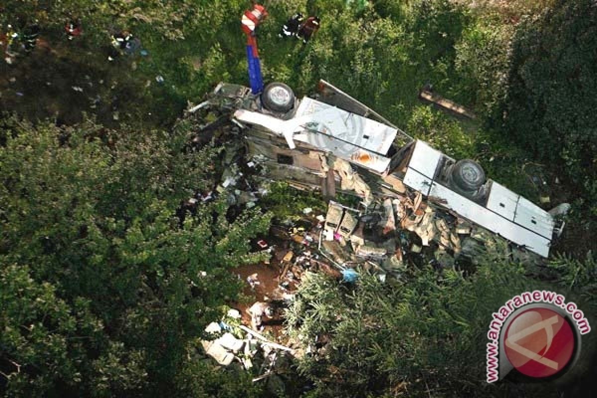 Bus terjun ke jurang , 15 orang tewas