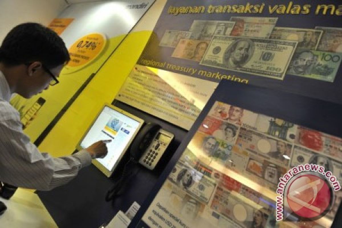 Rupiah melemah, masyarakat tahan diri jual dolar