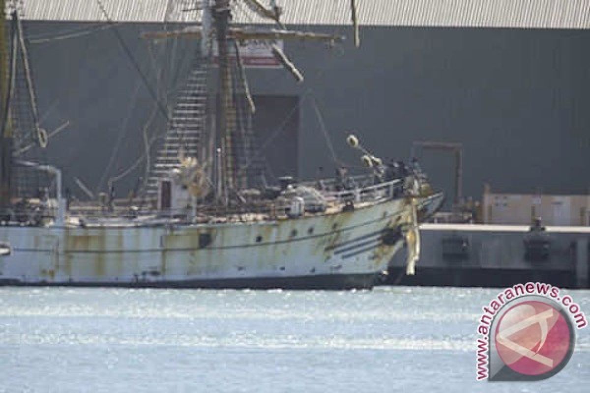 KRI Dewaruci merapat di Geraldton untuk reparasi