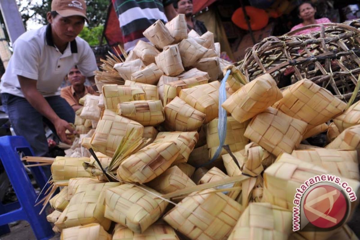 Bungkus ketupat daun pandan diminati warga Palembang 