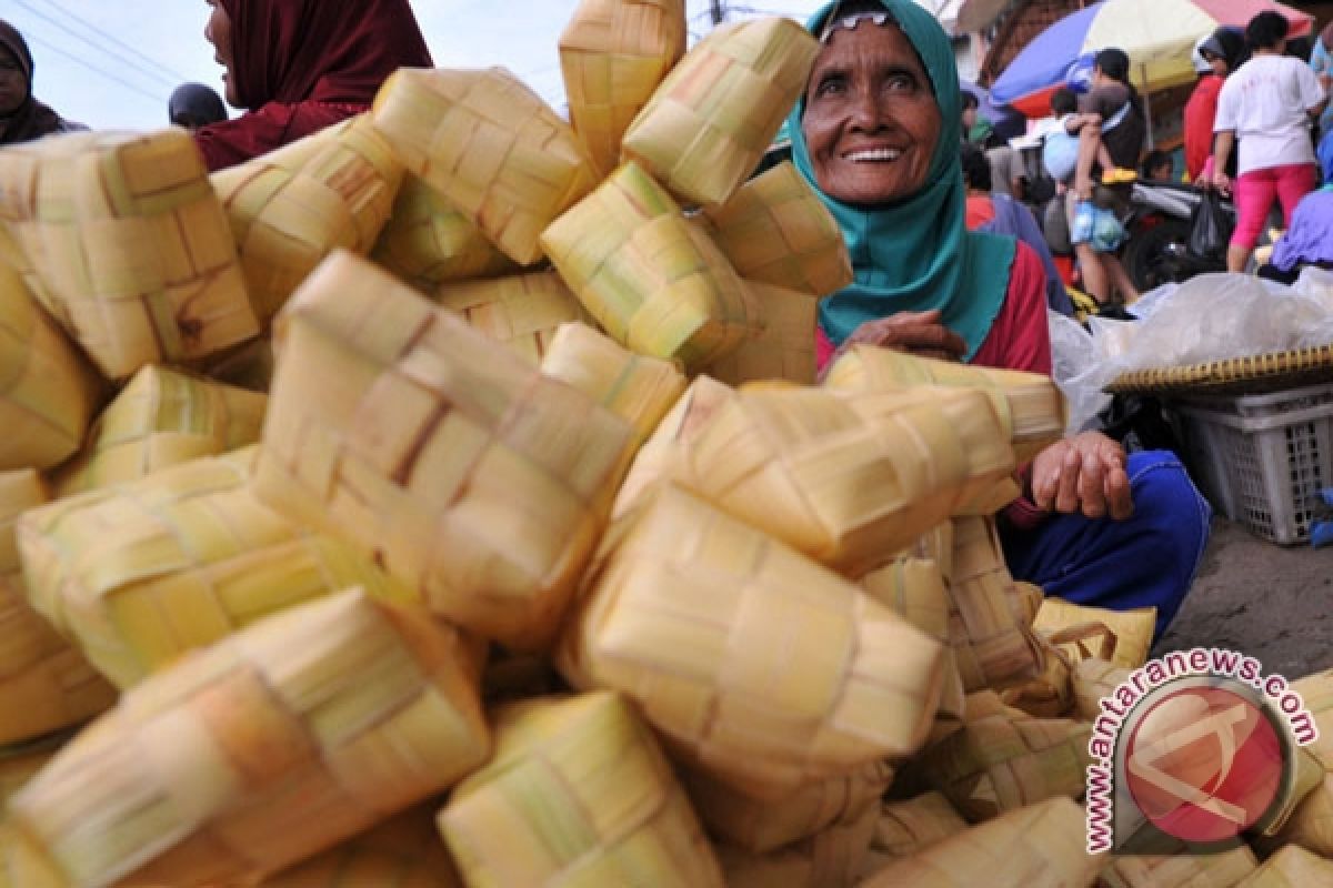 Jelang lebaran pedagang sarang ketupat bermunculan