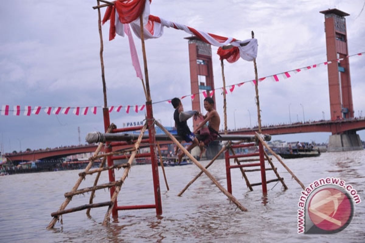 Lomba panjat pohon pisang meriahkan HUT RI