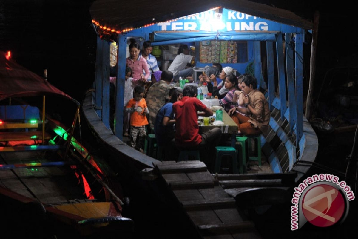 Berbuka puasa di warung terapung Sungai Musi