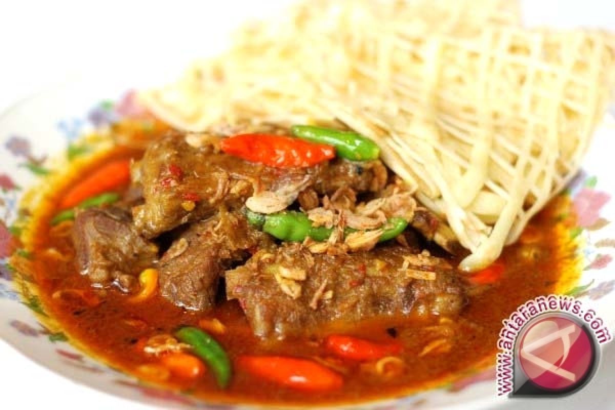 Calon Haji Embarkasi Padang Dapat Rendang Gratis