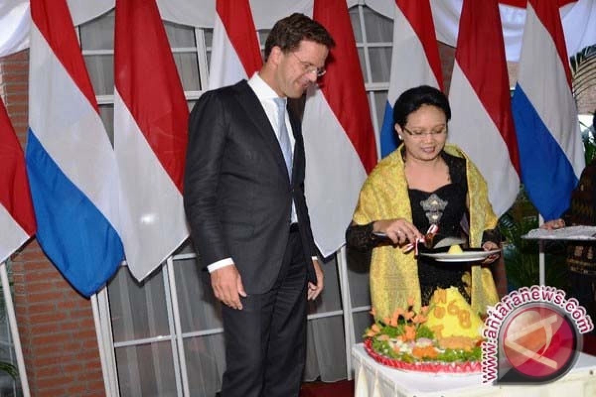  Dubes RI Berikan PM Belanda Tumpeng