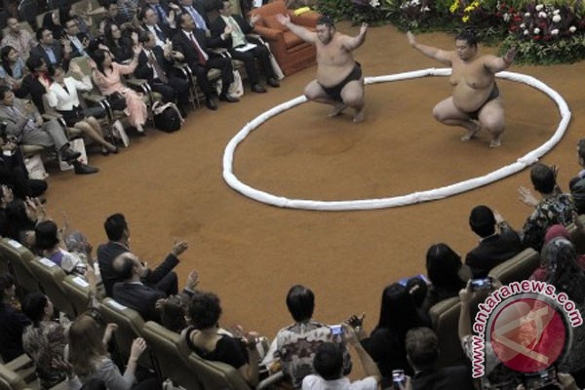 Penonton antusias saksikan kejuaraan sumo