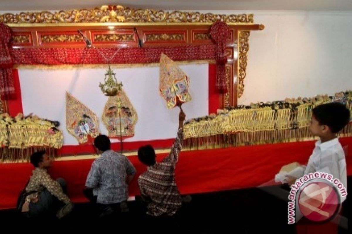 Wayang kulit tarik perhatian siswa SMA Hongaria