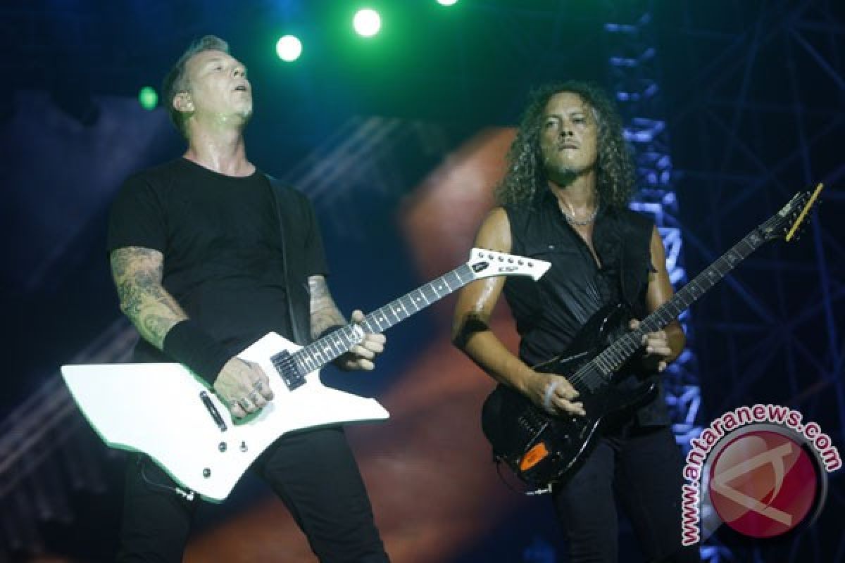 Konser Metallica bikin penonton terharu 