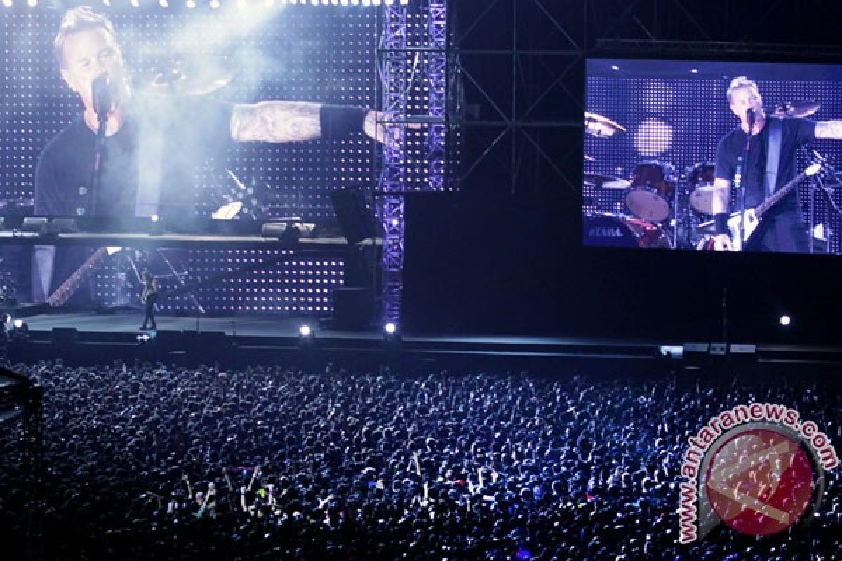 Aksi ribuan penonton di konser Metallica 